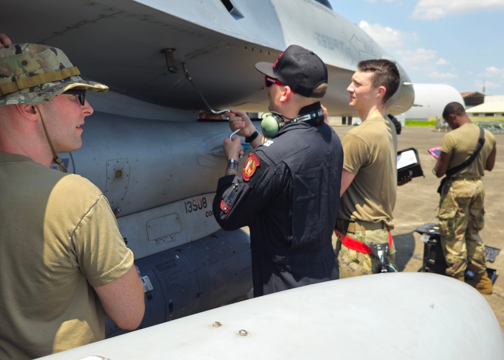 Maintainers, Cope Thunder Commander prepare F-16s
