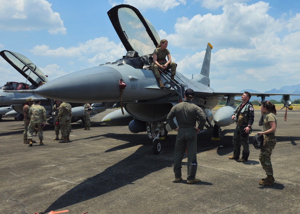 Maintainers, Cope Thunder Commander prepare F-16s