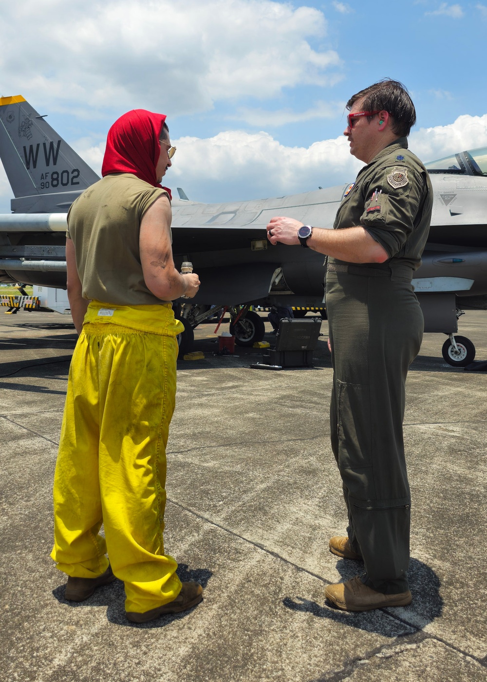 Maintainers, Cope Thunder Commander prepare F-16s