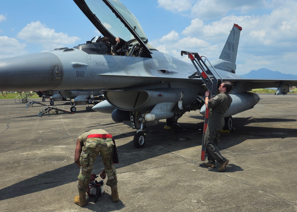 Maintainers, Cope Thunder Commander prepare F-16s