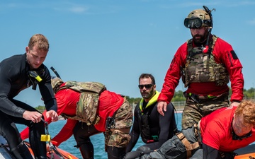 Guardian Angels and Royal Canadian Air Force SAR Techs Solidify Space Rescue Skills Through Joint Training Effort