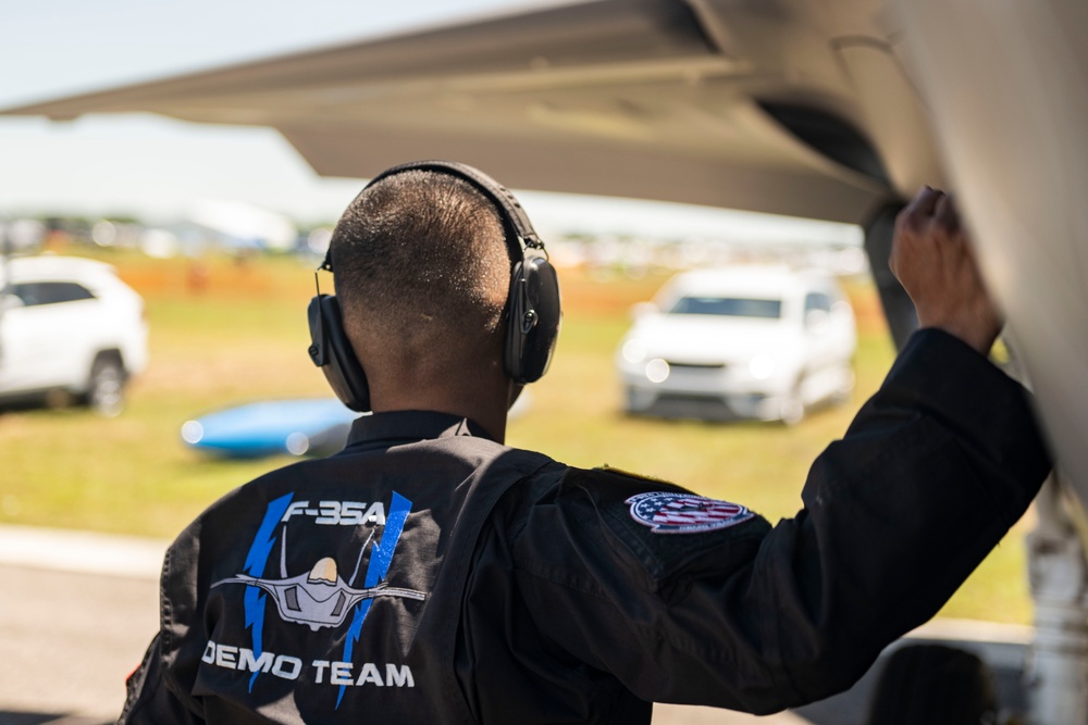 The F-35A Demo Team perform at SUN ‘n FUN