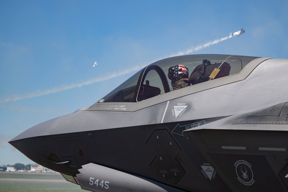 The F-35A Demo Team perform at SUN ‘n FUN