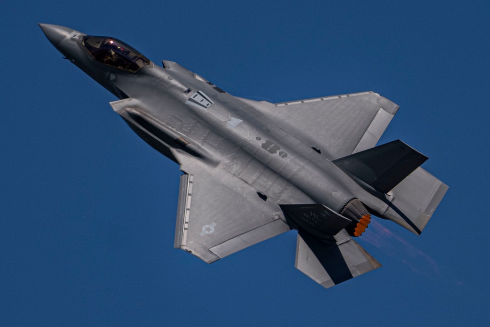 The F-35A Demo Team perform at SUN ‘n FUN