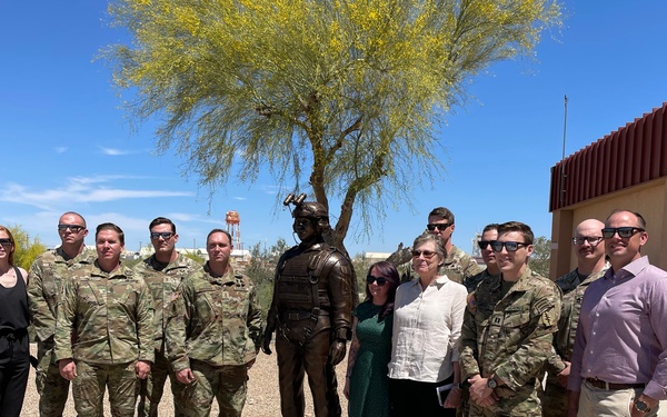 Memorial unveiled for freefall jumpers KIT