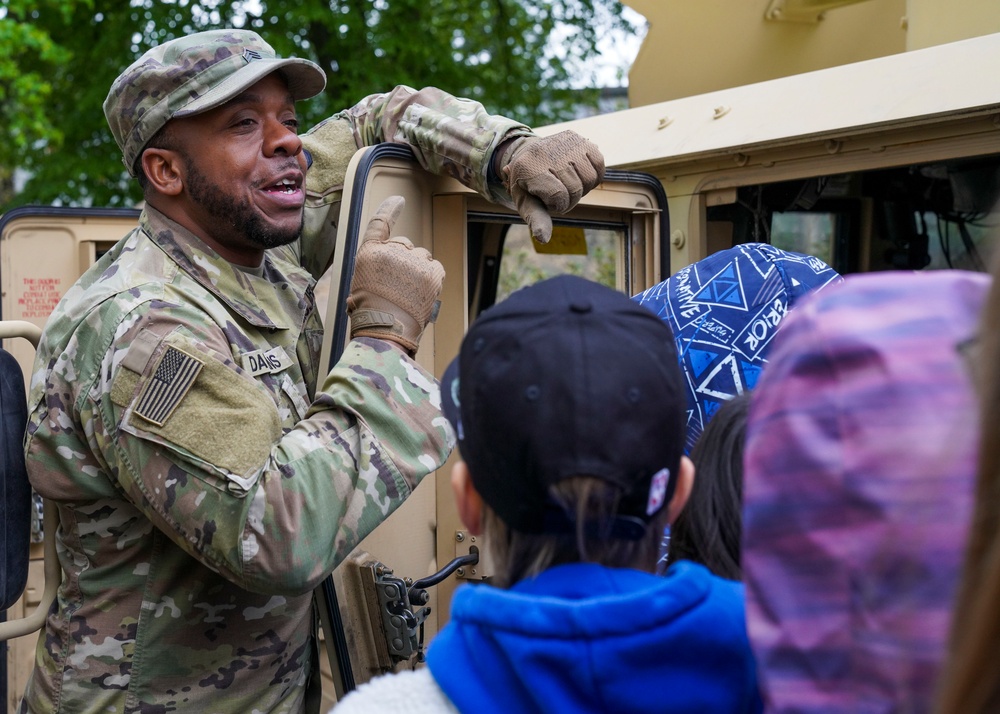 US Soldiers a slam dunk with local Poznan school
