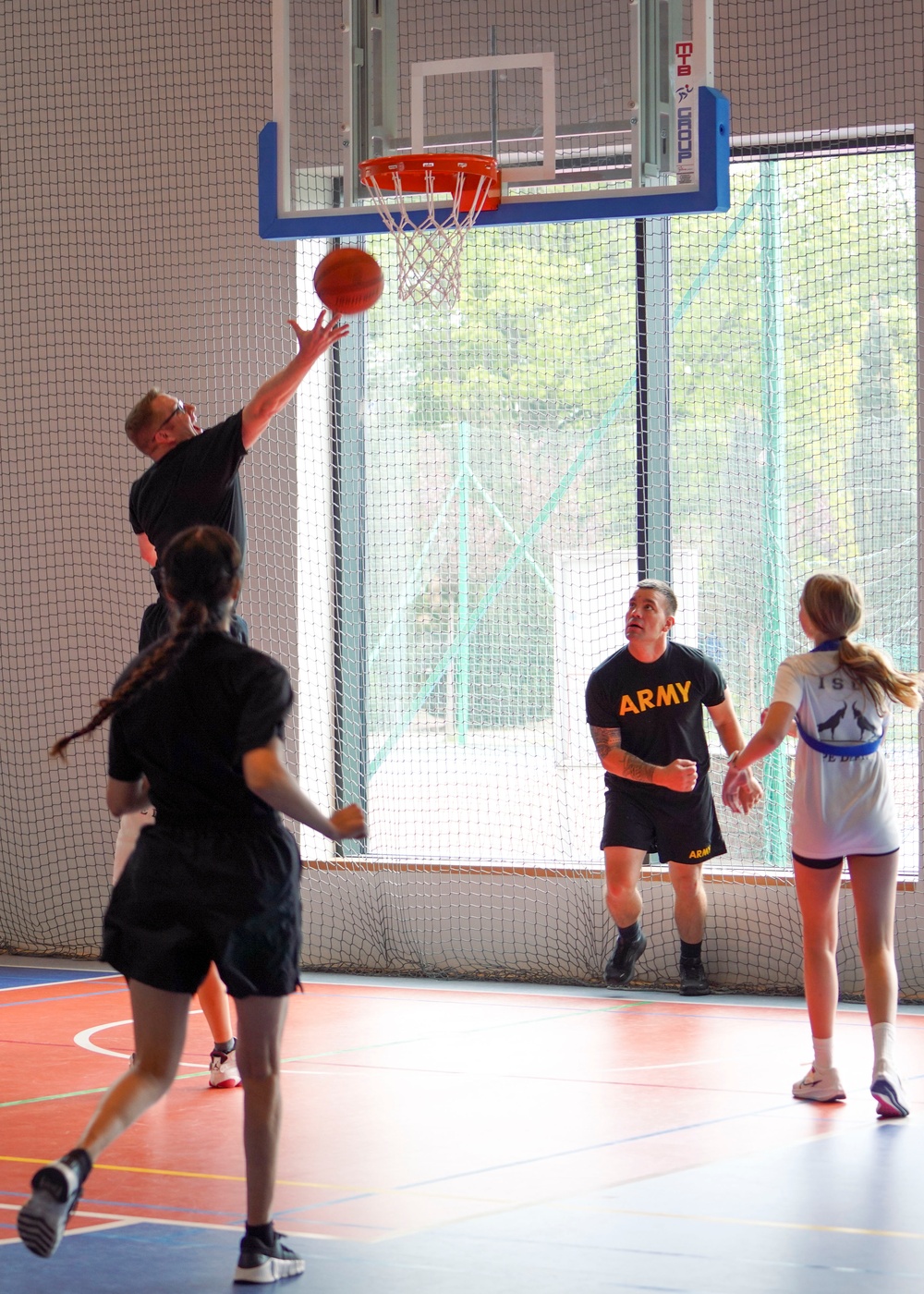 US Soldiers a slam dunk with local Poznan school