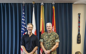 Peter Berg visits III Marine Expeditionary Force facilities, leaders