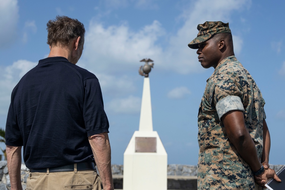 Peter Berg visits III Marine Expeditionary Force facilities, leaders