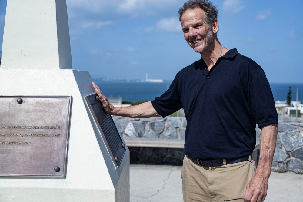 Peter Berg visits III Marine Expeditionary Force facilities, leaders