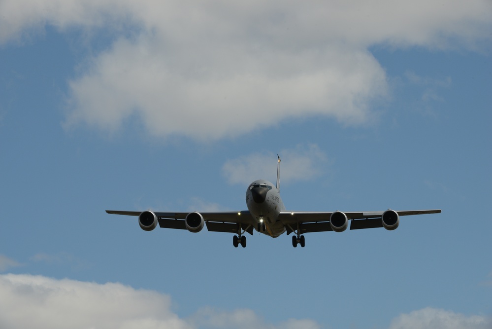 KC-135 landing