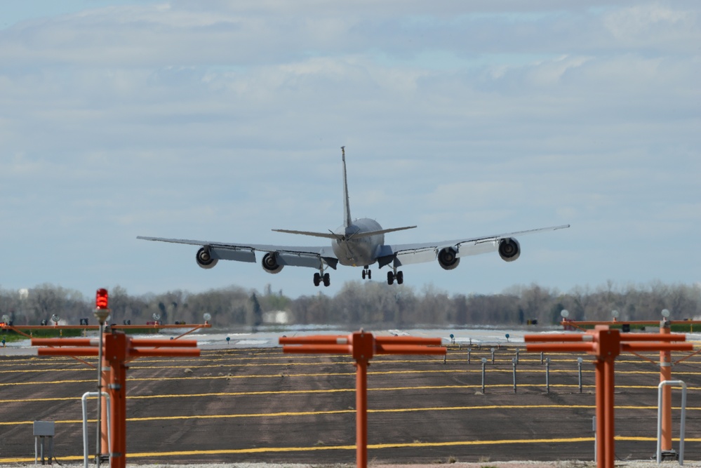 Stratotanker lands