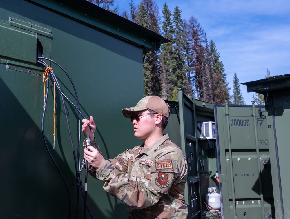 SERE Communication Technicians Visit the Field