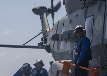 USS Laboon (DDG 58) Conducts Flight Quarters