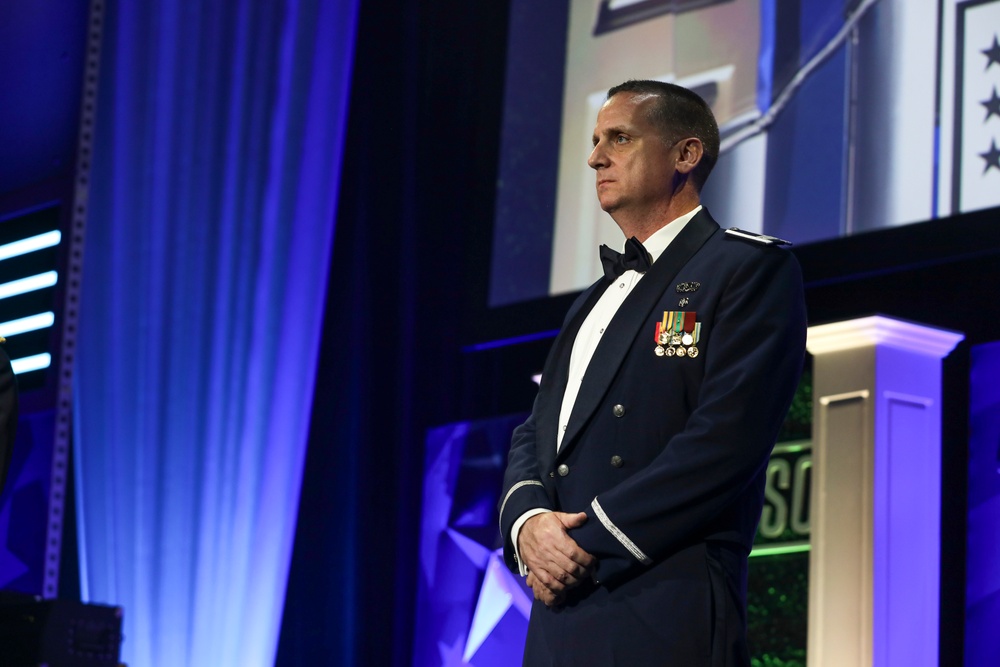 Hokanson presents 2024 USO National Guardsman of the Year