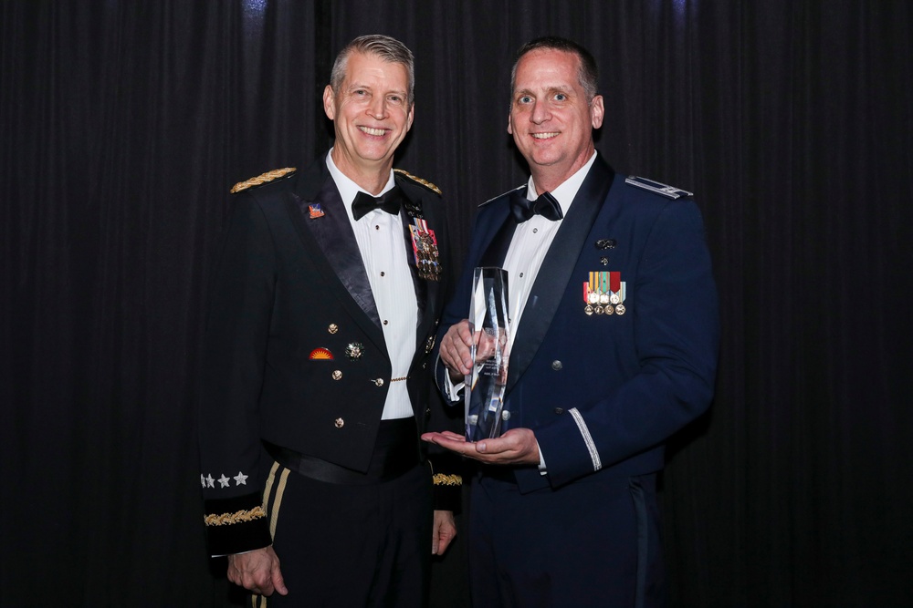 Hokanson presents 2024 USO National Guardsman of the Year