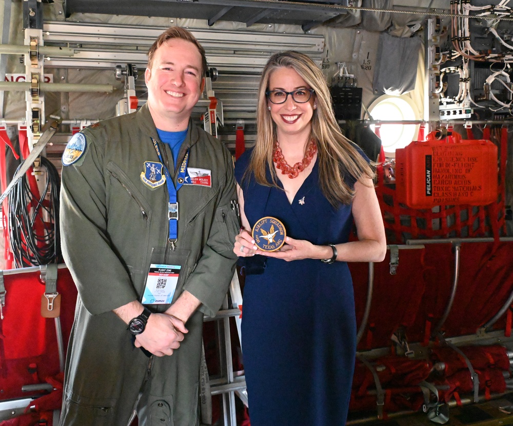 Dewitts – Noticias – El embajador de EE.UU. C-130J recorre el principal espectáculo aéreo y espacial de Chile