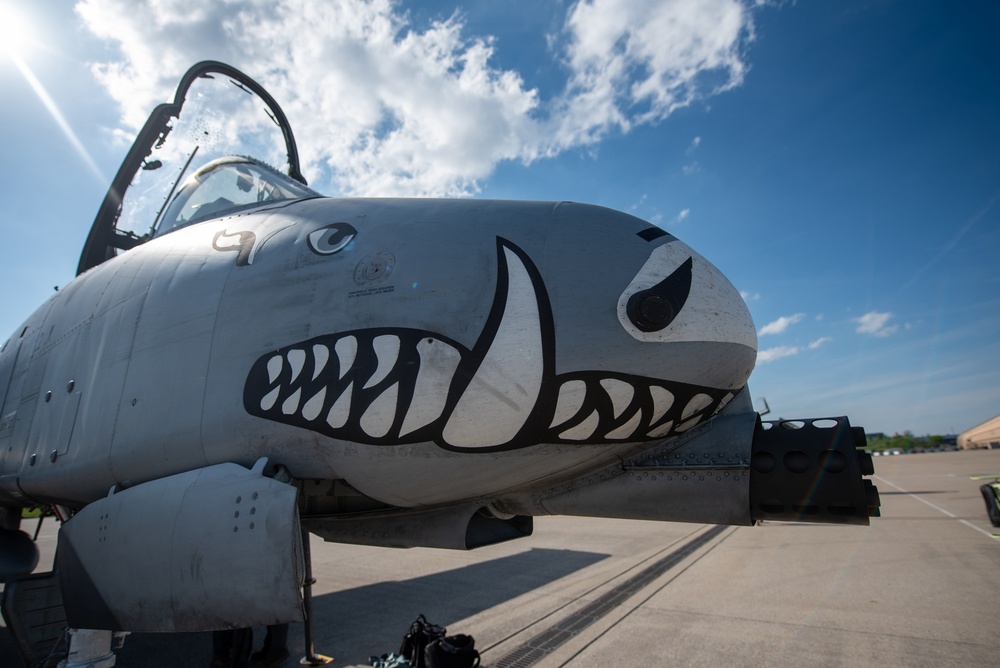 Aircraft arrive at Kentucky Air National Guard for Thunder Over Louisville