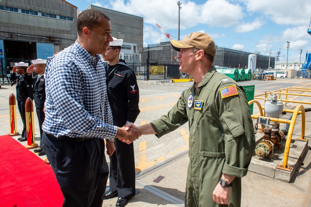 Assistant Secretary to the Navy visits USS Blue Ridge