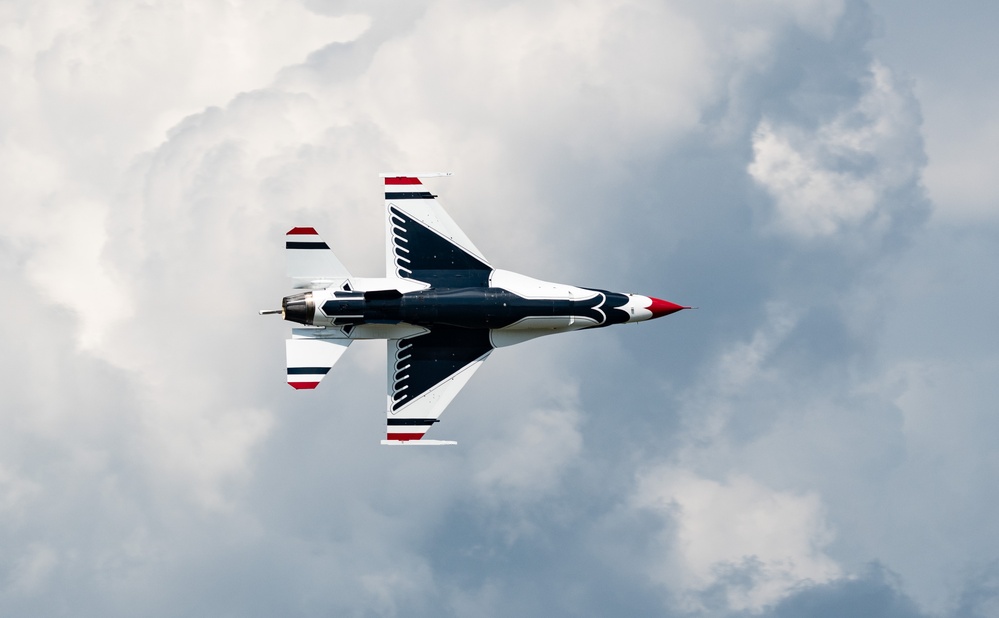 Charleston Airshow 2024 Thunderbirds demonstration