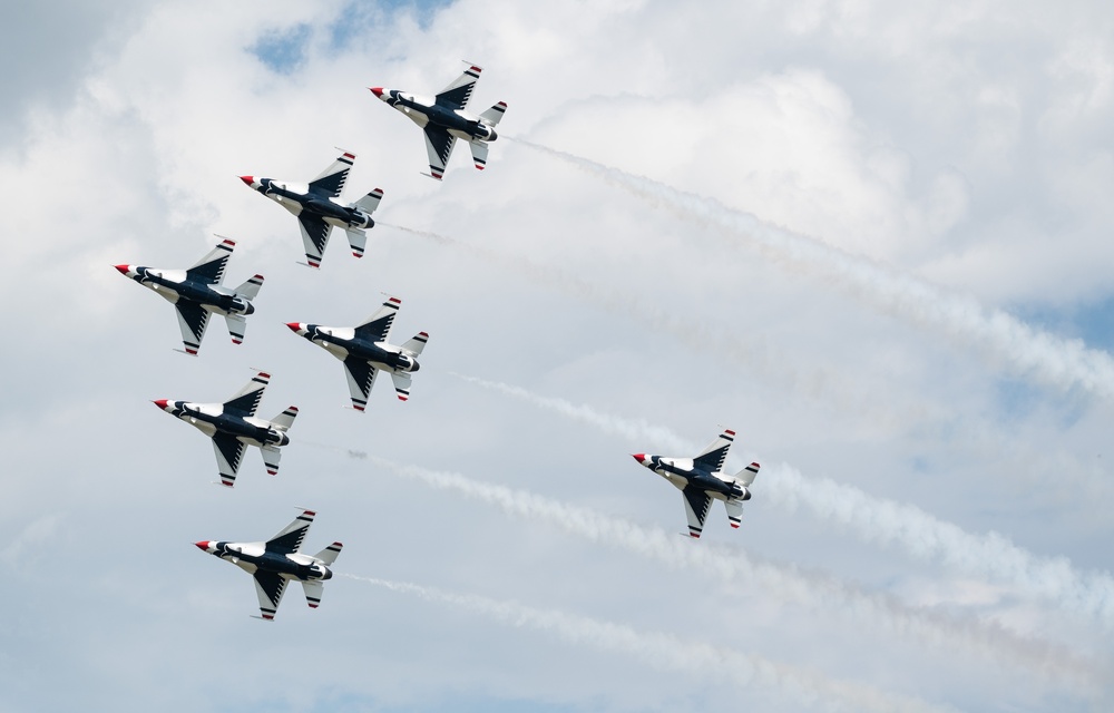 Charleston Airshow 2024 Thunderbirds demonstration