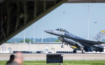 Aircraft arrive at Kentucky Air Guard for Thunder air show