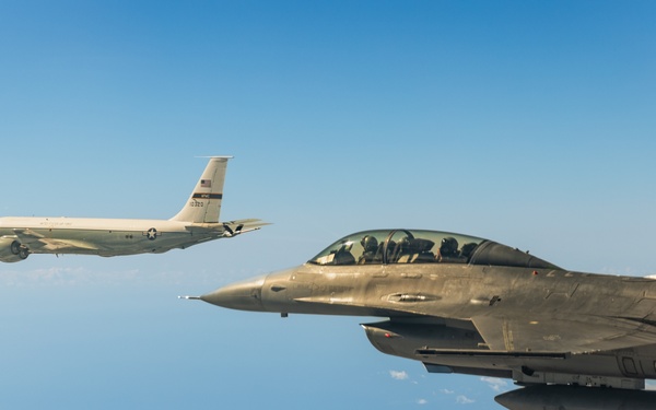 Edwards KC-135 and F-16D support test mission
