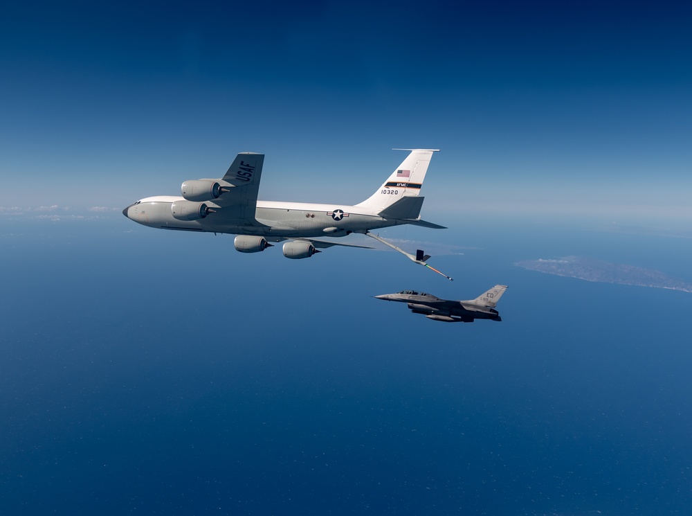 Edwards KC-135 and F-16D support test mission