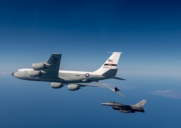 Edwards KC-135 and F-16D support test mission