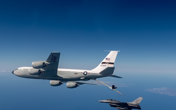 Edwards KC-135 and F-16D support test mission