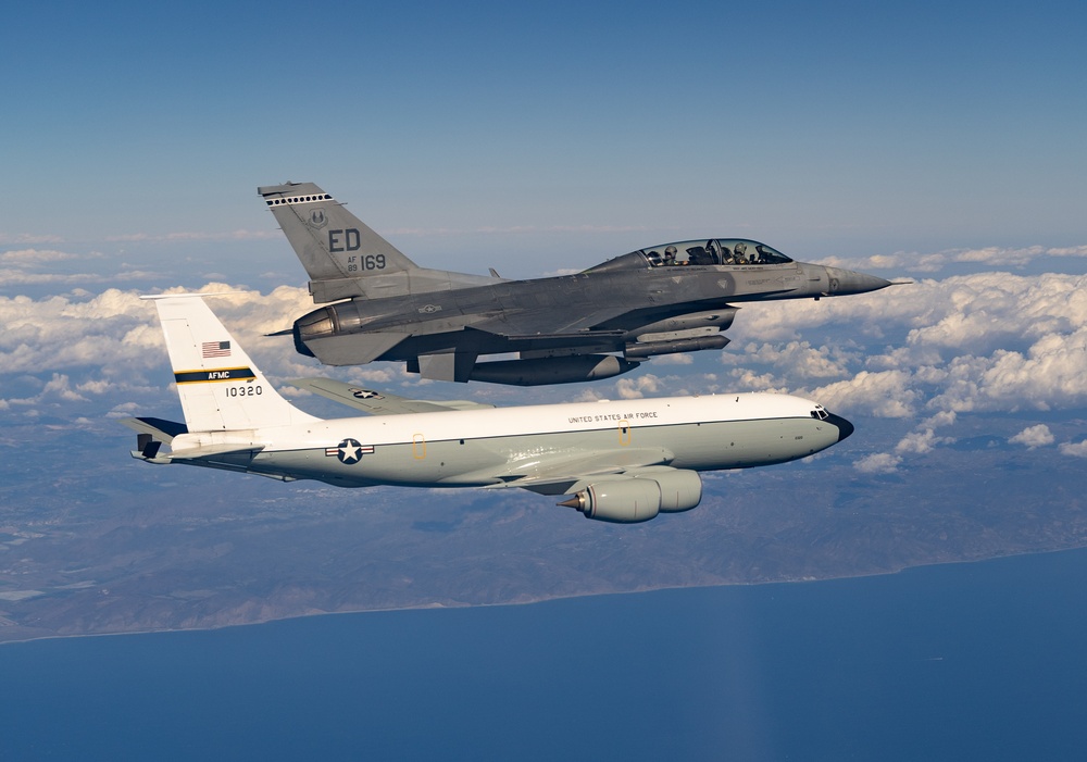 Edwards KC-135 and F-16D support test mission