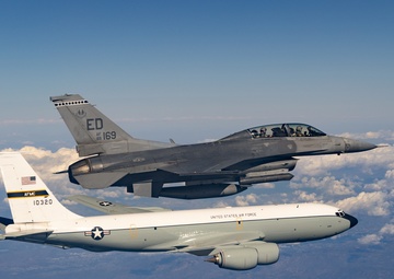 Edwards KC-135 and F-16D support test mission