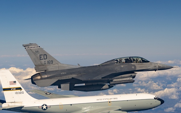 Edwards KC-135 and F-16D support test mission