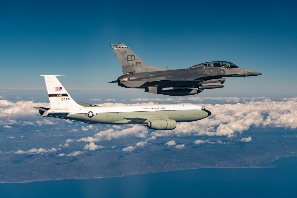 Edwards KC-135 and F-16D support test mission