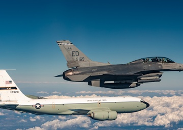 Edwards KC-135 and F-16D support test mission