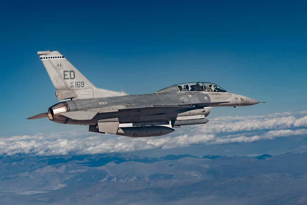 Edwards F-16D flies a Photo Chase mission