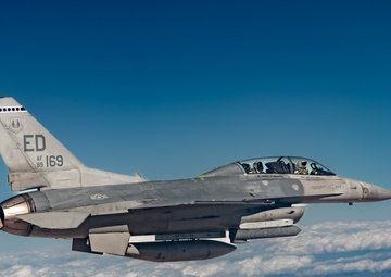 Edwards F-16D flies a Photo Chase mission