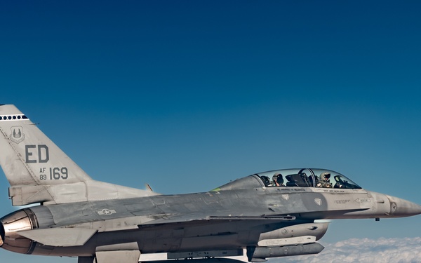 Edwards F-16D flies a Photo Chase mission