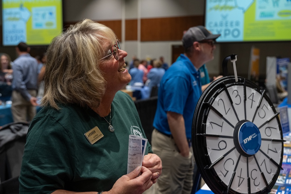 4th Fighter Wing participates in career fair