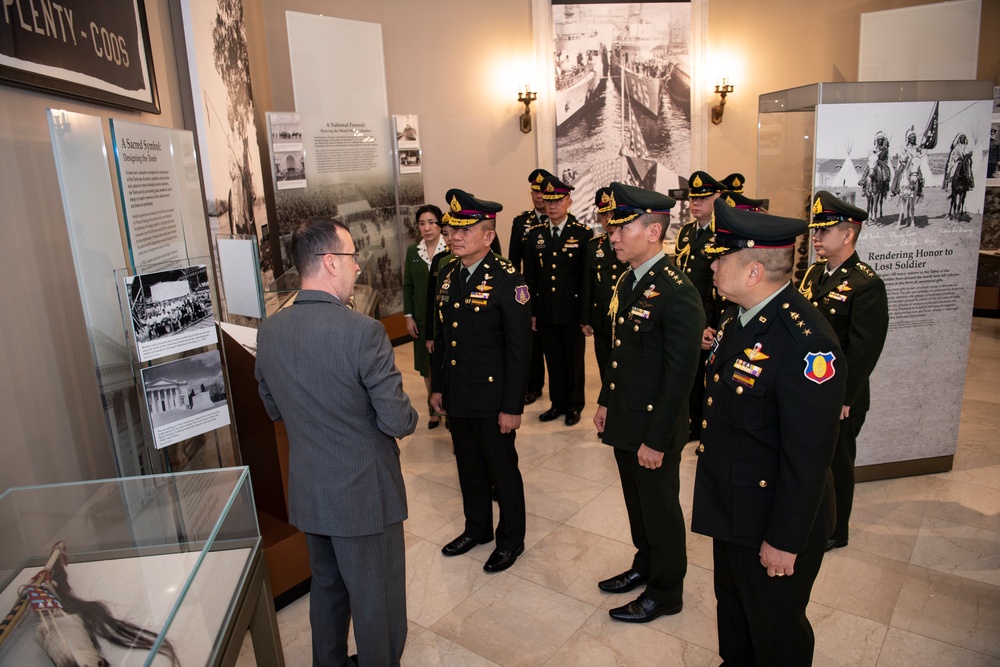 Chief of the Army of Thailand Gen. Charoenchai Hinthao Participates in a Public Wreath-Laying Ceremony at the Tomb of the Unknown Soldier