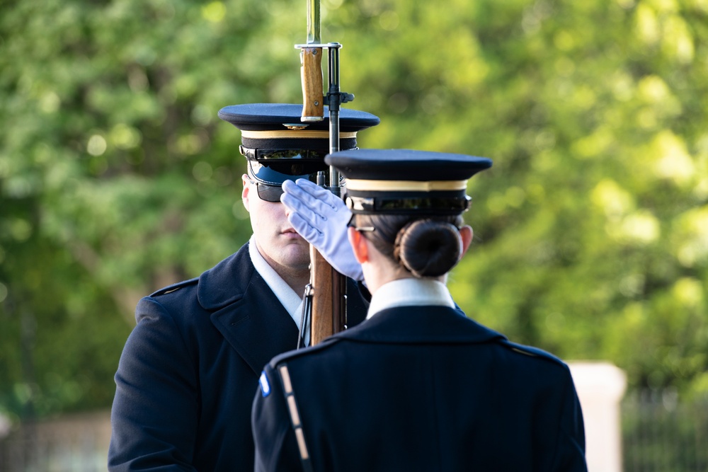 Chief of the Army of Thailand Gen. Charoenchai Hinthao Participates in a Public Wreath-Laying Ceremony at the Tomb of the Unknown Soldier