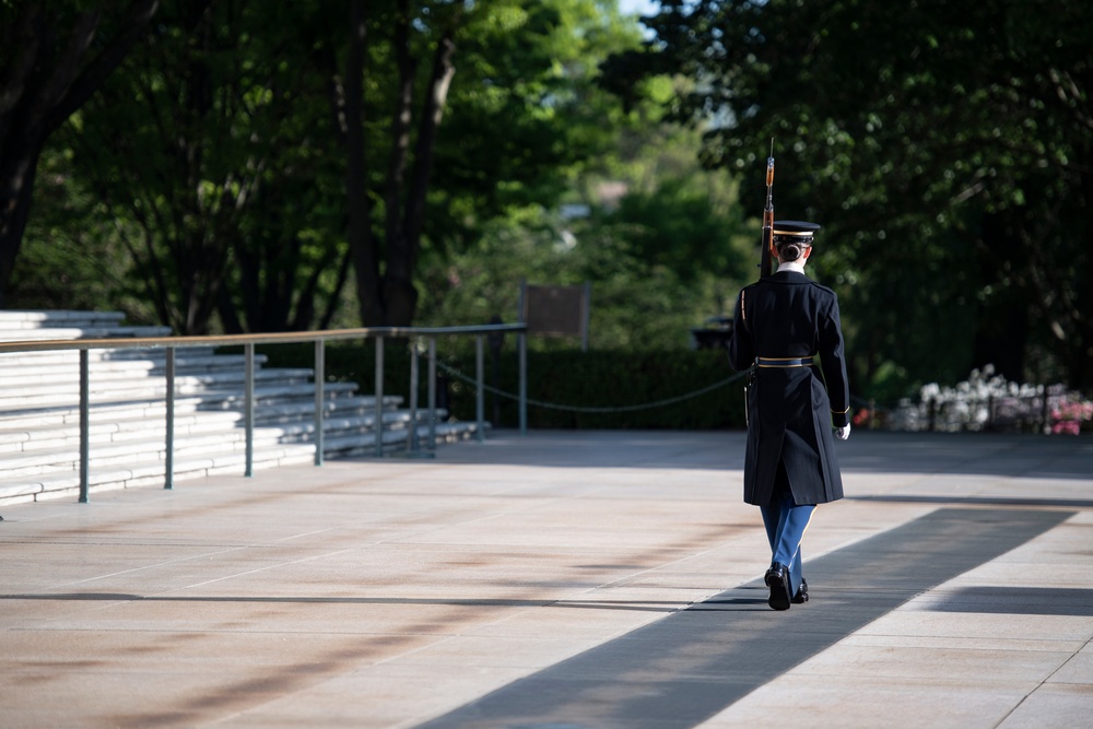 Chief of the Army of Thailand Gen. Charoenchai Hinthao Participates in a Public Wreath-Laying Ceremony at the Tomb of the Unknown Soldier