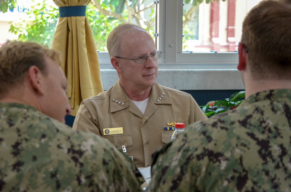Commander, U.S. Fleet Forces Command, Has Lunch with Bahrain Sailors