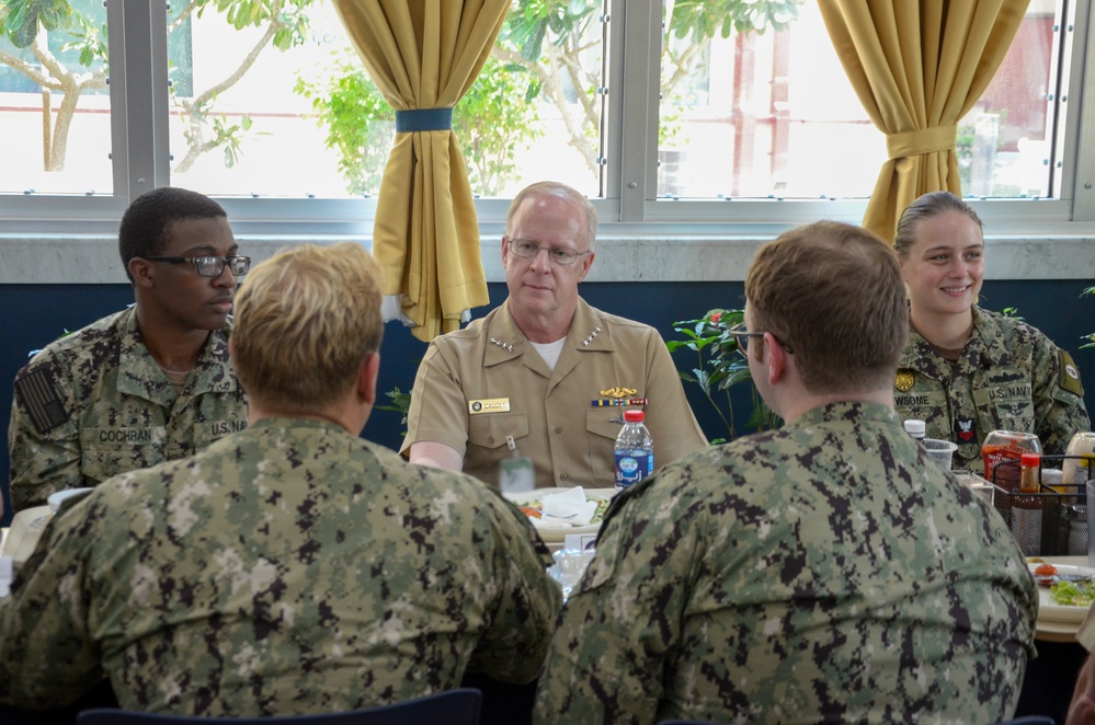 Commander, U.S. Fleet Forces Command, Has Lunch with Bahrain Sailors