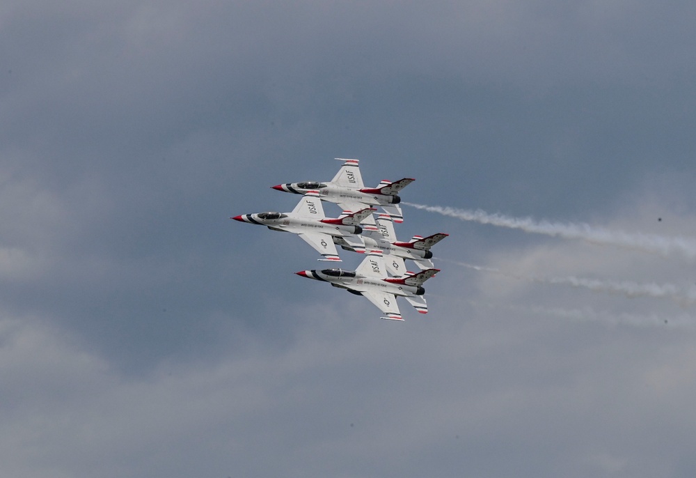 Heroes of Flight Airshow Thunderbirds demonstration