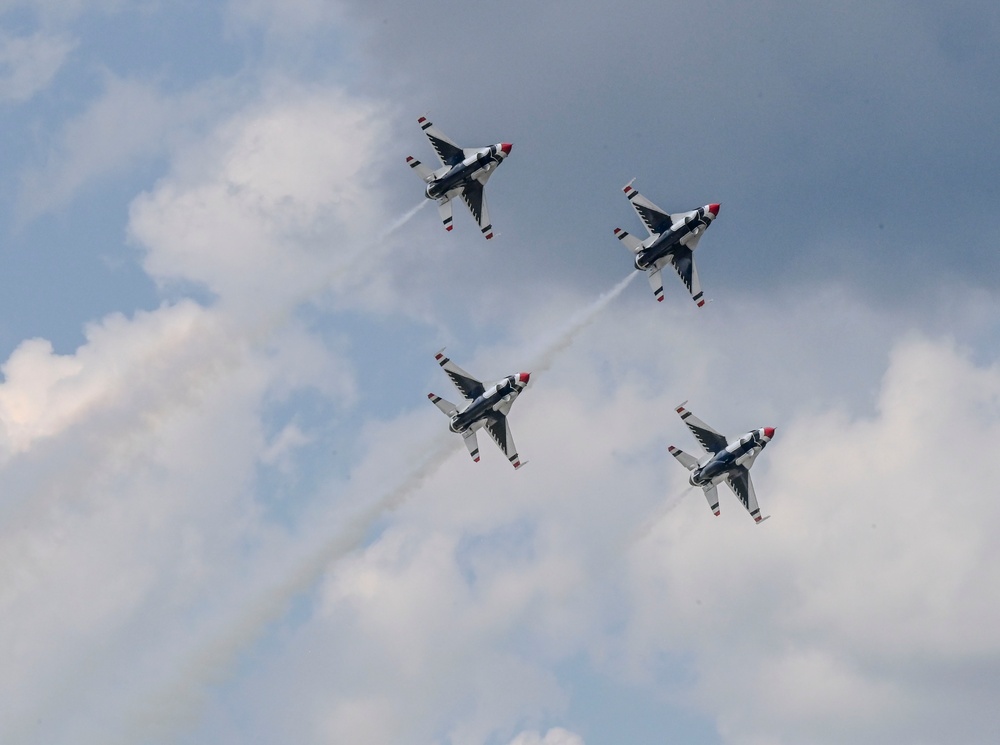 Heroes of Flight Airshow Thunderbirds demonstration