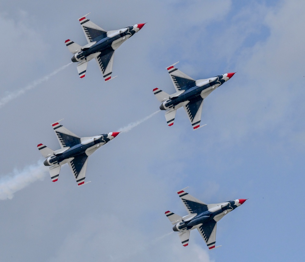 Heroes of Flight Airshow Thunderbirds demonstration