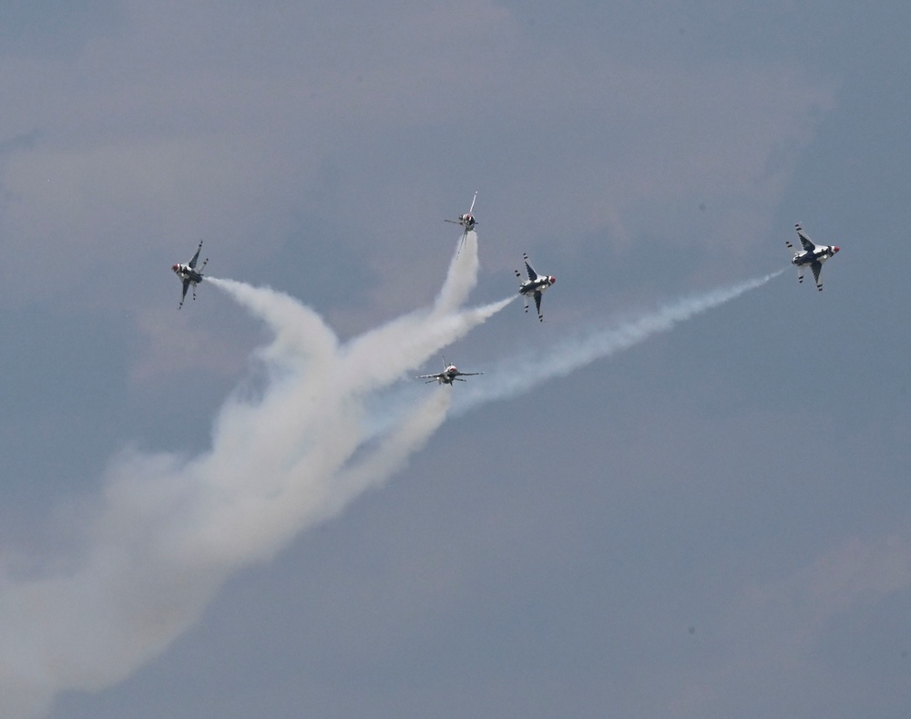 Heroes of Flight Airshow Thunderbirds demonstration