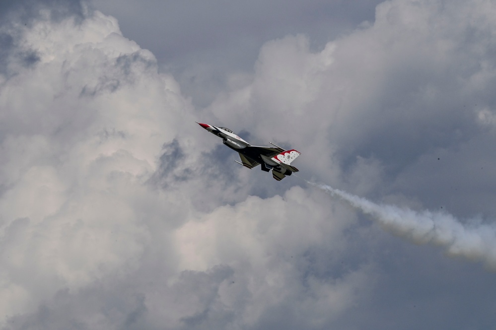 Heroes of Flight Airshow Thunderbirds demonstration