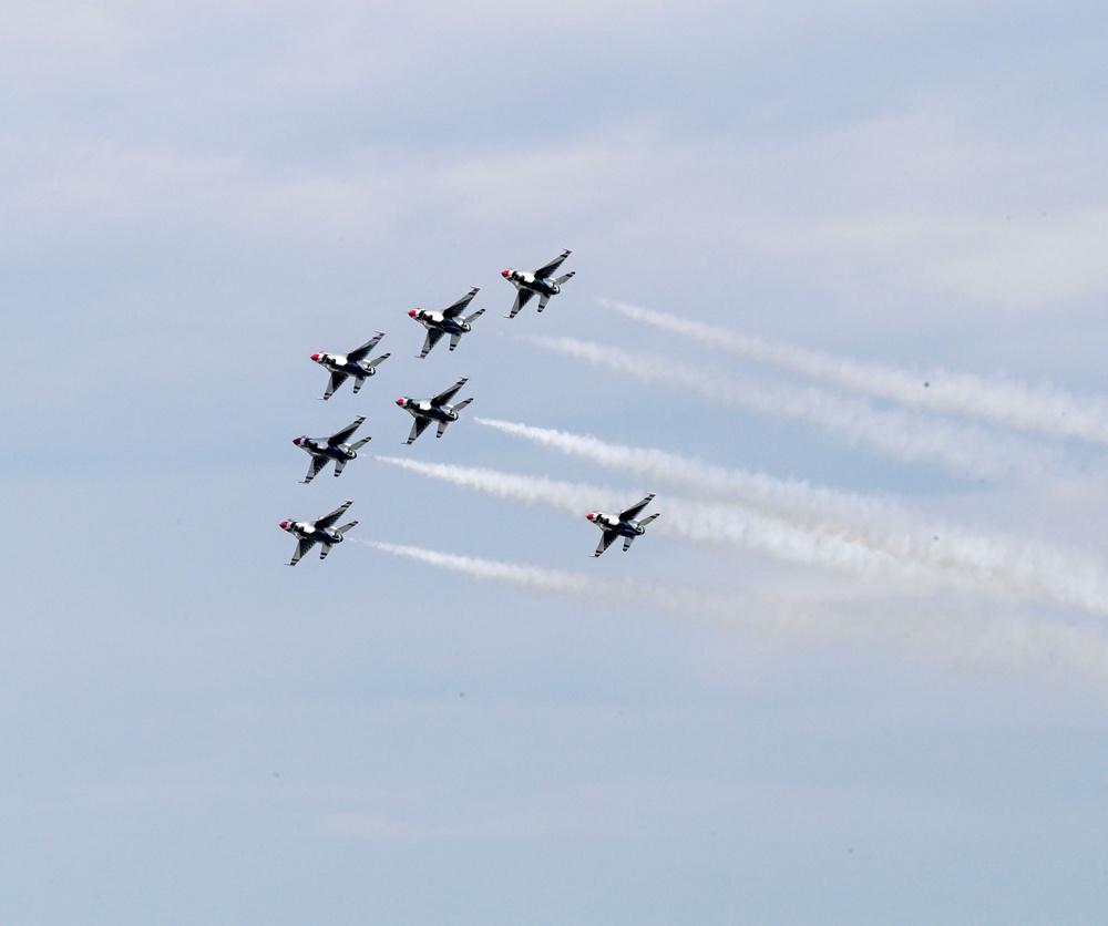 Heroes of Flight Airshow Thunderbirds demonstration